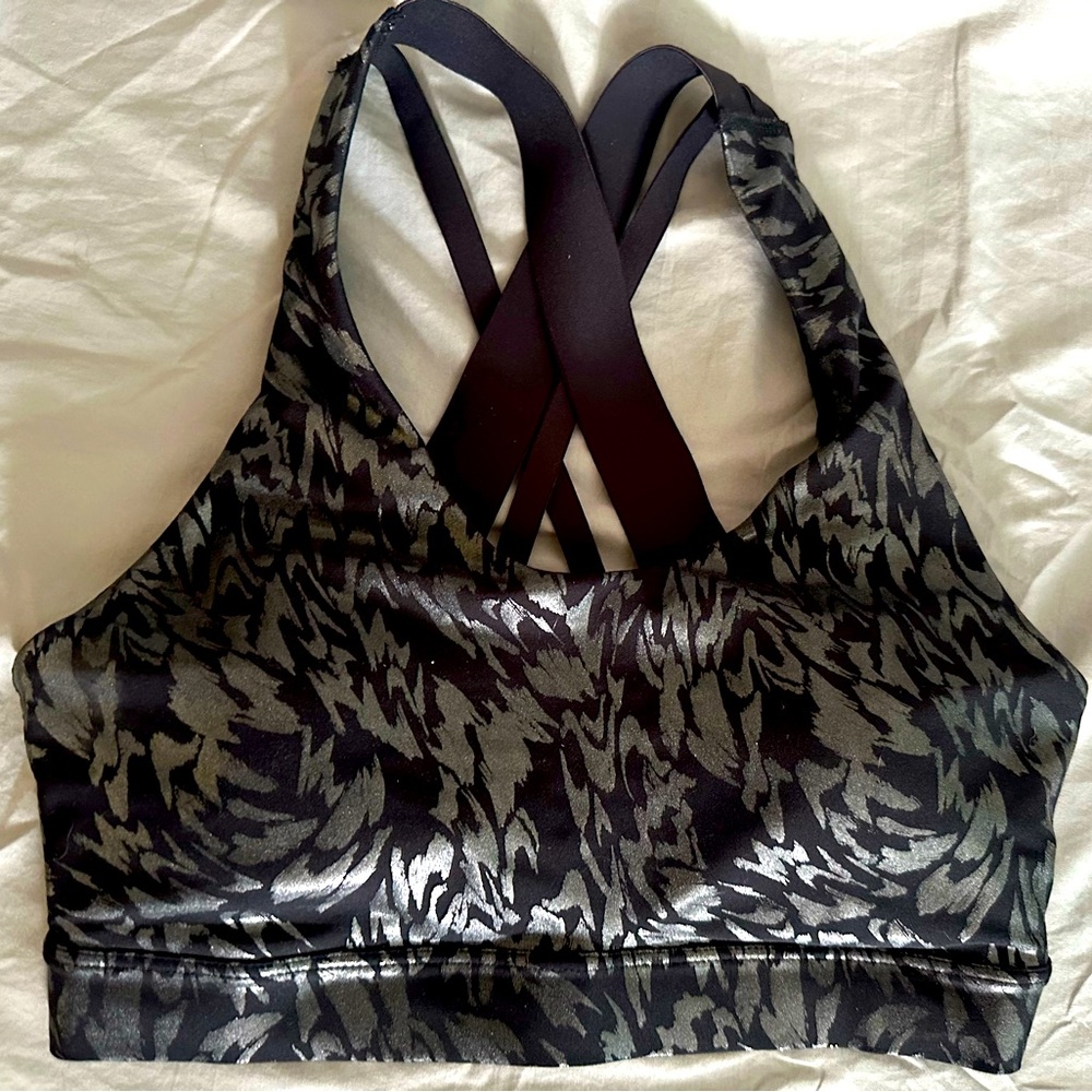 NWOT Old Navy sports bra in size small w/ metallic silver & black double lined